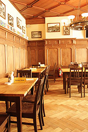 Holzvertäfelte Decken und Wände ganz im klassichen Wirtshausstil (©Foto: Martin Schmitz)